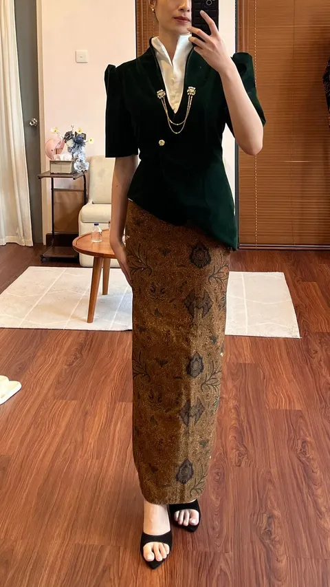 RD-0321 - Xaverana - Kebaya Velvet in Green