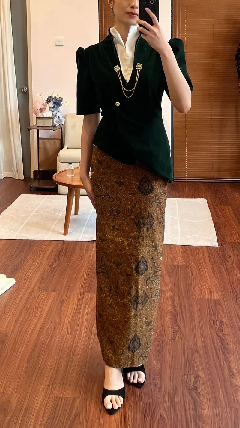 RD-0321 - Xaverana - Kebaya Velvet in Green