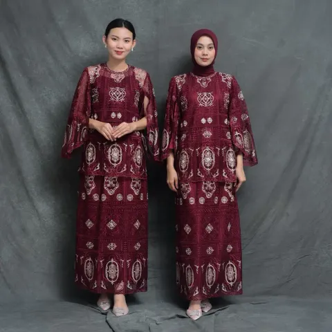 RD-0370 - Luxxe Studio - Malika in Burgundy