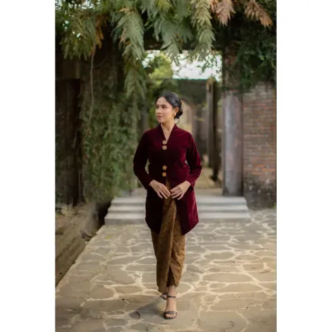 RD-0374 - Riskavebrie - Samara Velvet Kebaya In Maroon