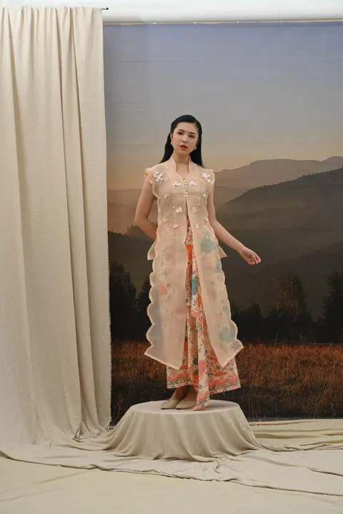 RD-0384 - Mera & Jenar - Puspita Top in Krem Gandum