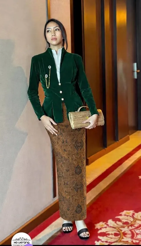 RD-0493 - Xaverana - Kebaya Velvet Panjang in Green