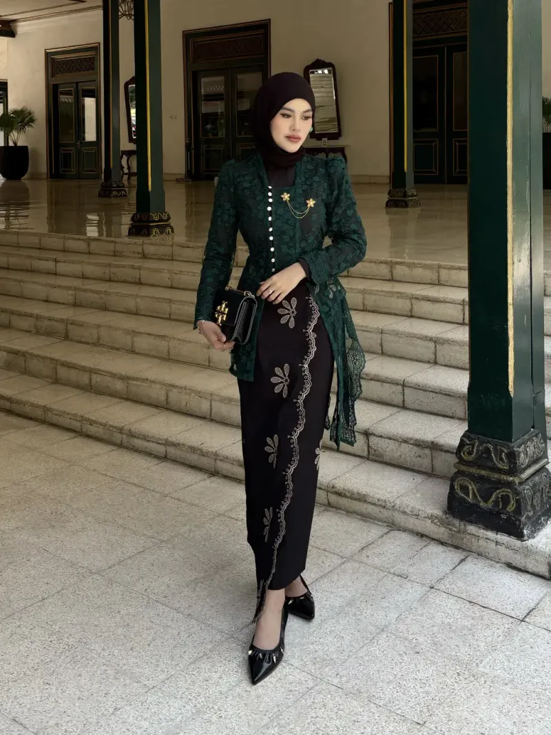 RD-0501 - Jaleela - Pramesti Top in Emerald